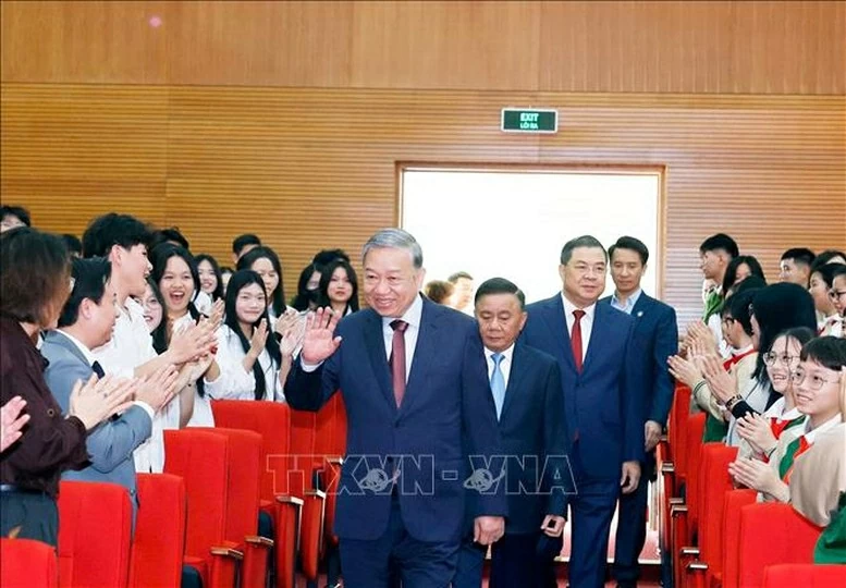 Tổng Bí thư Tô Lâm và các đồng chí lãnh đạo Đảng, Nhà nước dự Triển lãm. (Nguồn: TTXVN)