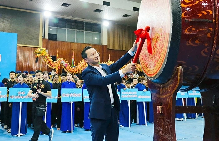 Phó Giám đốc Sở Văn hóa và Thể thao Hà Nội Phạm Xuân Tài đánh trống khai mạc Giải Võ thuật cổ truyền Hà Nội mở rộng 2025. (Nguồn: TTXVN)