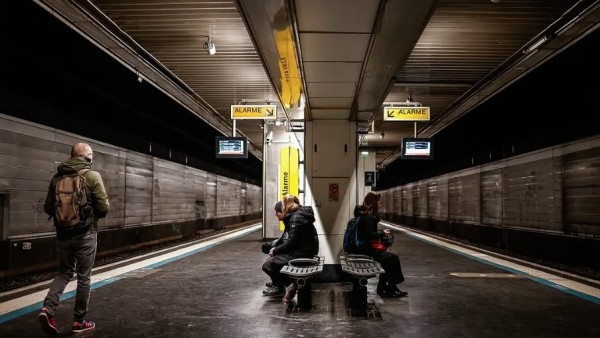 NÓNG: Đâm dao liên hoàn trên tuyến tàu điện ngầm tại Paris