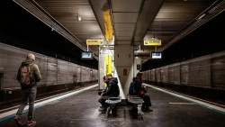 NÓNG: Đâm dao liên hoàn trên tuyến tàu điện ngầm tại Paris