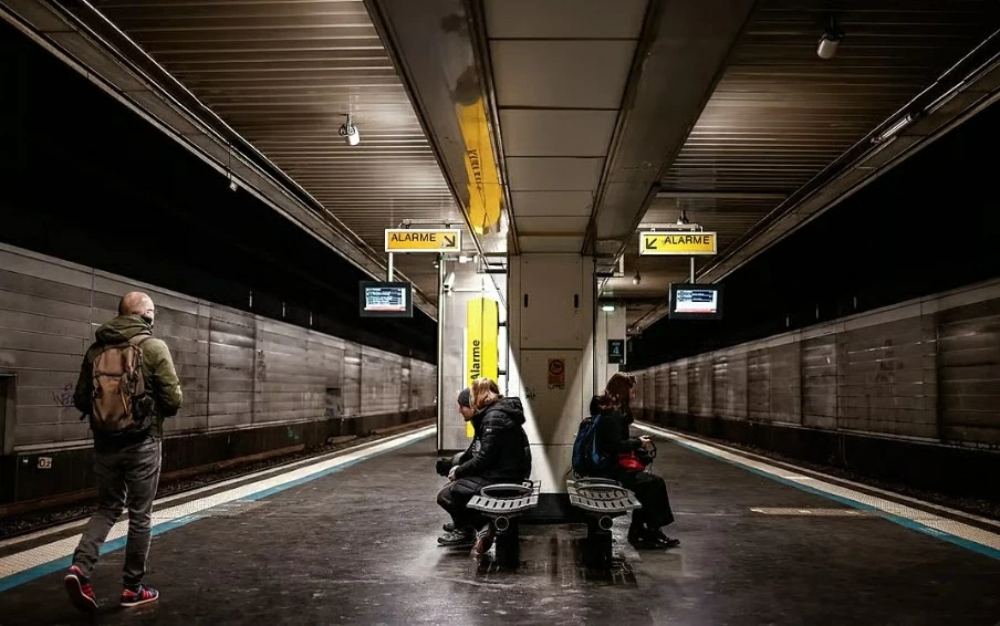 NÓNG: Đâm dao liên hoàn trên tuyến tàu điện ngầm tại Paris NÓNG: Đâm dao liên hoàn trên tuyến tàu điện ngầm tại Paris