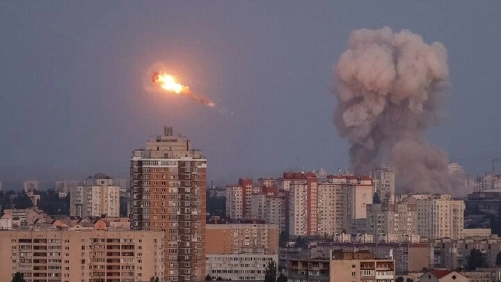 Hôm thứ Bảy, Nga đã phóng tên lửa và máy bay không người lái tấn công Kyiv và các khu vực khác của Ukraine, ngay trước cuộc gặp mà Tổng thống Volodymyr Zelensky mô tả là rất quan trọng với Tổng thống Mỹ Donald Trump.