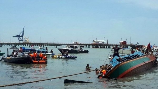 Indonesia tạm ngừng tuyến du lịch biển nổi tiếng nhất sau tai nạn tàu du lịch