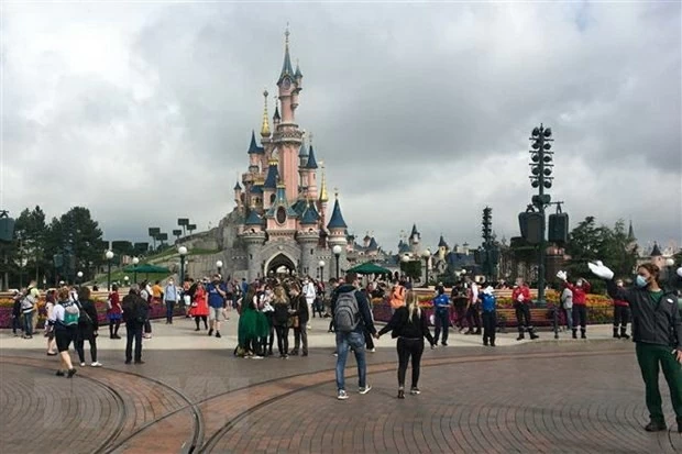 Nghịch lý tăng trưởng bất chấp bão giá và biến đổi khí hậu của ngành du lịch Pháp