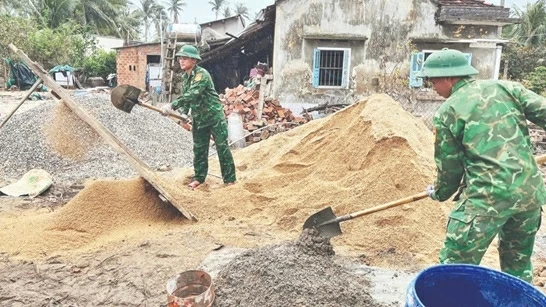 Cán bộ, chiến sĩ Đồn Biên phòng Xuân Hòa thi công các hạng mục, giúp gia đình chị Kiều sớm ổn định cuộc sống