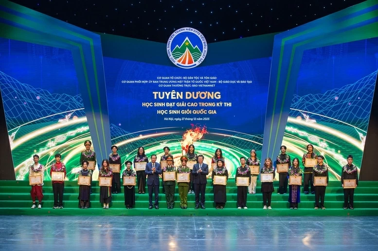 Phó Thủ tướng Mai Văn Chính và Bộ trưởng Bộ Dân tộc và Tôn giáo Đào Ngọc Dung trao bằng khen cho các em học sinh đạt giải cao trong kỳ thi học sinh giỏi quốc gia. (Nguồn: VGP)