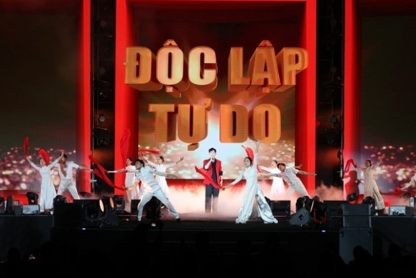 Chương trình nghệ thuật 'Ánh dương': Khúc tráng ca tri ân Quân đội nhân dân Việt Nam