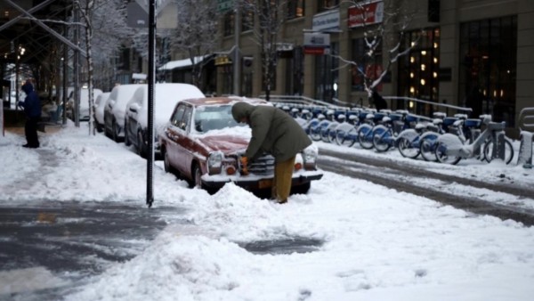 Bão tuyết phủ trắng New York, giới chức cảnh báo nguy cơ giao thông