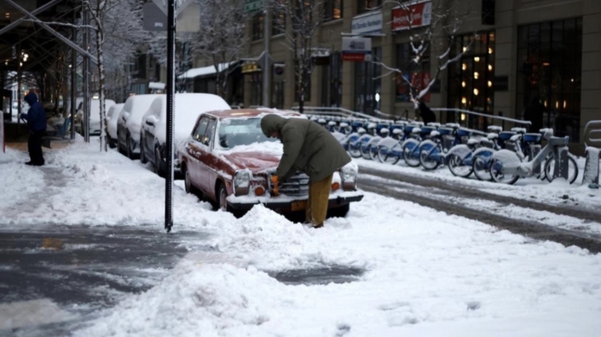 Bão tuyết phủ trắng New York, giới chức cảnh báo nguy cơ giao thông