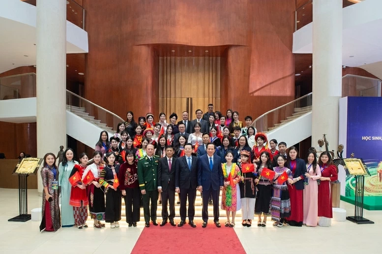 Phó Thủ tướng Mai Văn Chính cùng các đại biểu dự Lễ tuyên dương. (Nguồn: VGP) Phó Thủ tướng Mai Văn Chính cùng các đại biểu dự Lễ tuyên dương. (Nguồn: VGP)