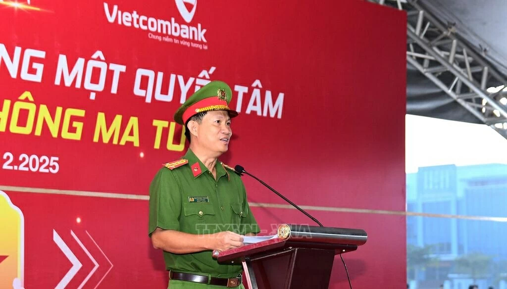Đại tá Nguyễn Nhật Trường, Phó Giám đốc Công an tỉnh An Giang phát biểu khai mạc giải chạy. (Nguồn: TTXVN) Đại tá Nguyễn Nhật Trường, Phó Giám đốc Công an tỉnh An Giang phát biểu khai mạc giải chạy. (Nguồn: TTXVN)