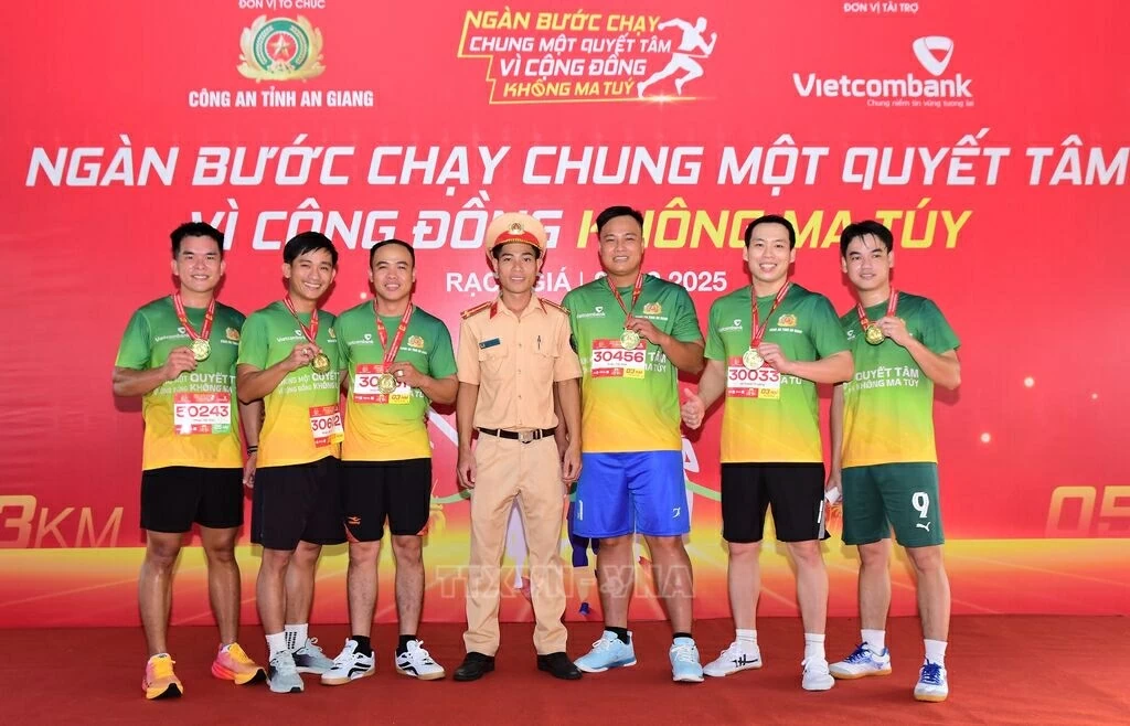 Vận động viên với Giải chạy Marathon “Chung một quyết tâm - Vì cộng đồng không ma túy”. (Nguồn: TTXVN) Vận động viên với Giải chạy Marathon “Chung một quyết tâm - Vì cộng đồng không ma túy”. (Nguồn: TTXVN)