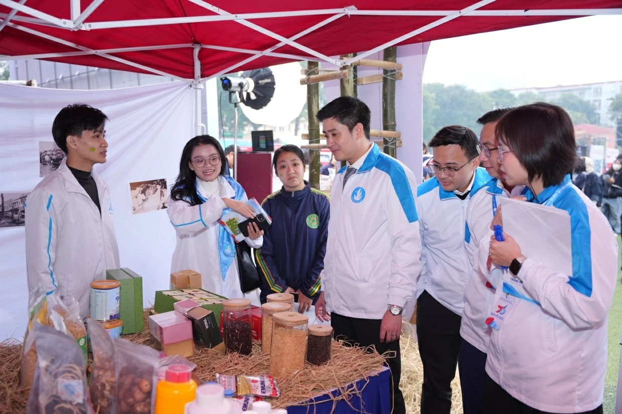 Đại biểu tham quan các gian hàng. (Ảnh: Trọng Nghĩa) Đại biểu tham quan các gian hàng. (Ảnh: Trọng Nghĩa)