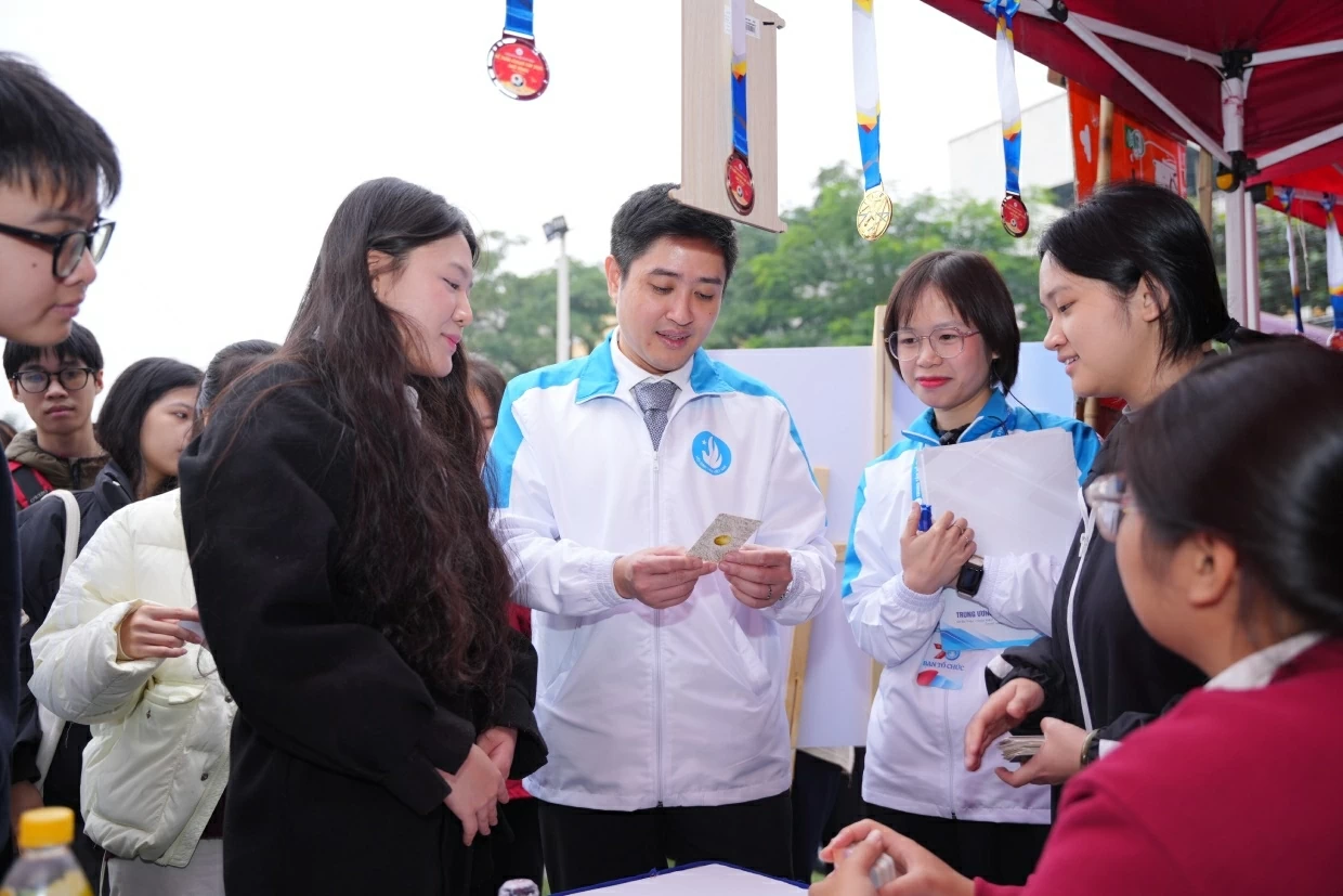 Đại biểu tham quan các gian hàng. (Ảnh: Trọng Nghĩa) Đại biểu tham quan các gian hàng. (Ảnh: Trọng Nghĩa)