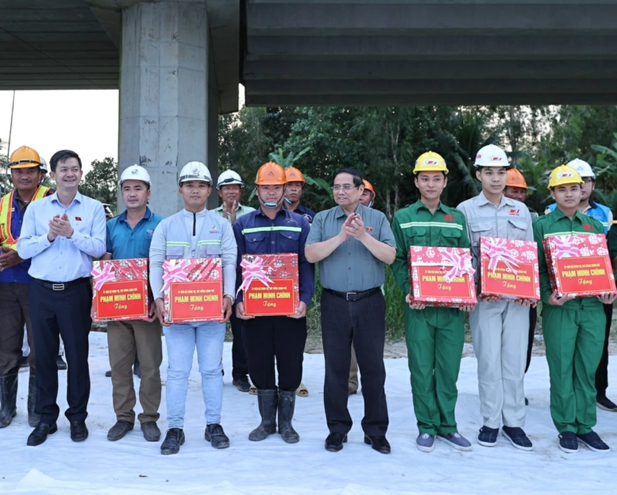 Thủ tướng tặng quà các đơn vị đang thi công trên công trường dự án. (Ảnh: Nhật Bắc)