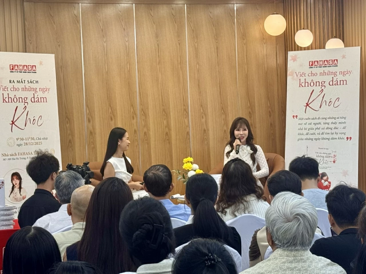 Tác giả Huỳnh Tú Uyên chia sẻ nhiều trải nghiệm trong quá trình sinh sống, học tập và làm việc tại nước ngoài. (Ảnh: Hương Trần)