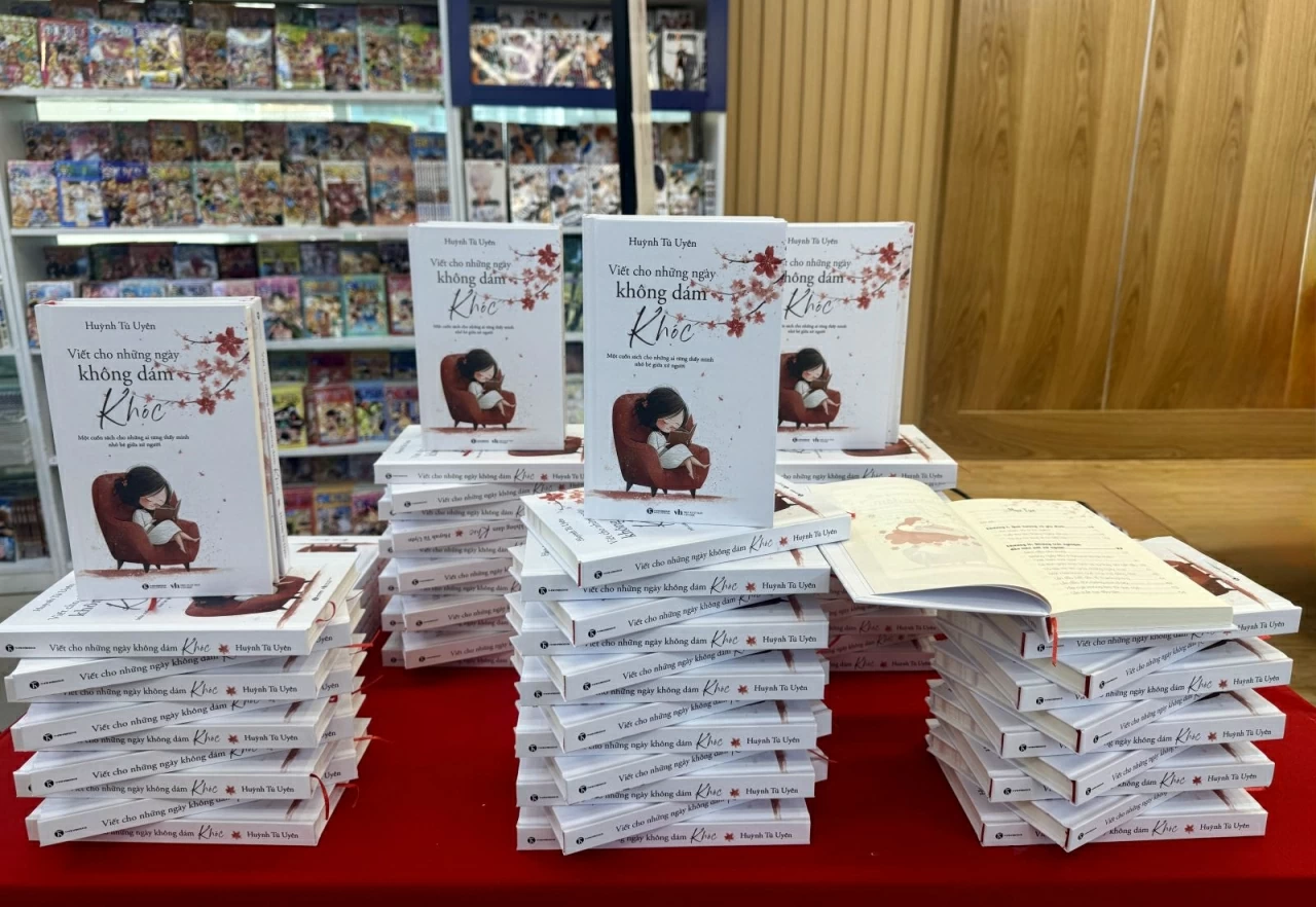 “Viết cho những ngày không dám khóc” hy vọng trở thành người bạn đồng hành tinh thần cho các du học sinh và người trẻ xa xứ. (Ảnh: Hương Trần)