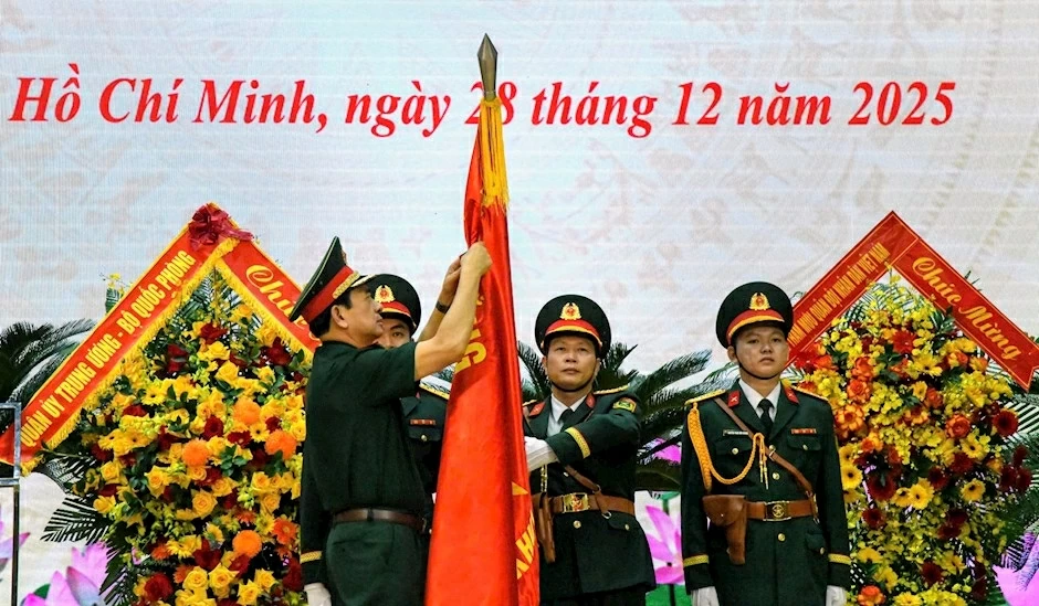 Đại tướng Phan Văn Giang thừa ủy quyền của Chủ tịch nước trao tặng Huân chương Bảo vệ Tổ quốc hạng nhất cho LLVT Quân khu 7. (Nguồn: SGGP)