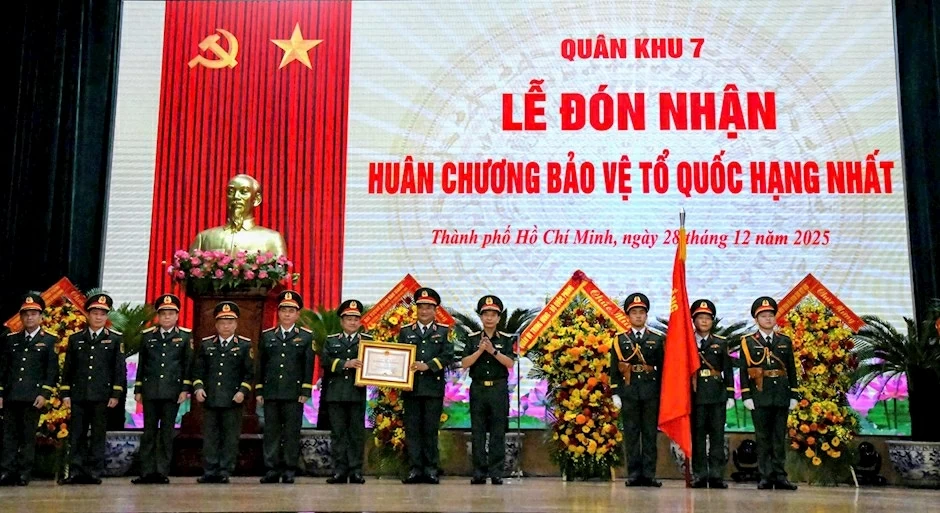Đại tướng Phan Văn Giang thừa ủy quyền của Chủ tịch nước trao tặng Huân chương Bảo vệ Tổ quốc hạng nhất cho LLVT Quân khu 7 Đại tướng Phan Văn Giang thừa ủy quyền của Chủ tịch nước trao tặng Huân chương Bảo vệ Tổ quốc hạng nhất cho LLVT Quân khu 7