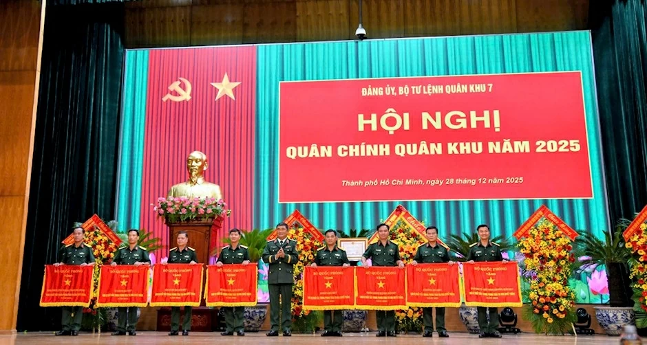 Các tập thể nhận Cờ thi đua của Bộ Quốc phòng. (Nguồn: SGGP) Các tập thể nhận Cờ thi đua của Bộ Quốc phòng. (Nguồn: SGGP)