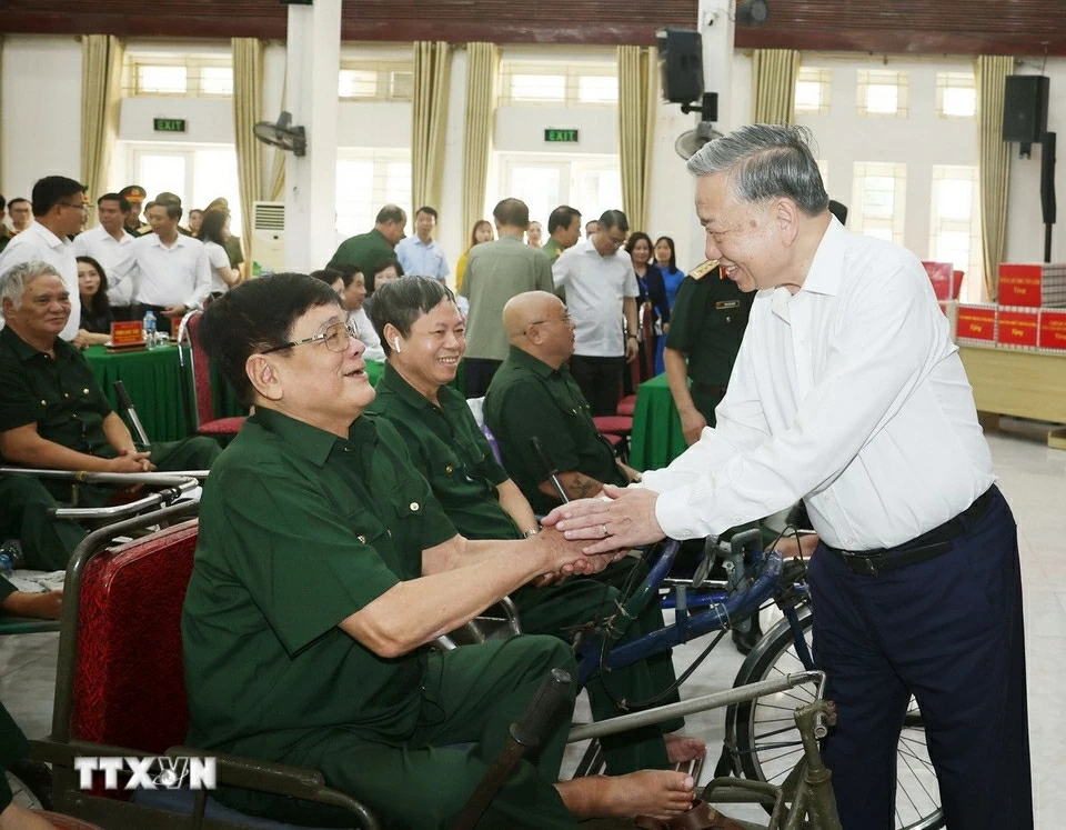 Tổng Bí thư Tô Lâm thăm, tặng quà thương, bệnh binh tại Trung tâm Điều dưỡng thương binh Thuận Thành (tỉnh Bắc Ninh) tháng 7/2025. (Nguồn: TTXVN)