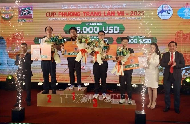 Ban Tổ chức trao thưởng cho các kỳ thủ Hứa Văn Chương (Trung Quốc) giành ngôi vô địch, Nguyễn Thành Bảo (Việt Nam) xếp thứ Nhì, Hoa Thần Hạo xếp thứ Ba và Vương Gia Thụy xếp thứ Tư (Trung Quốc). (Nguồn: TTXVN)