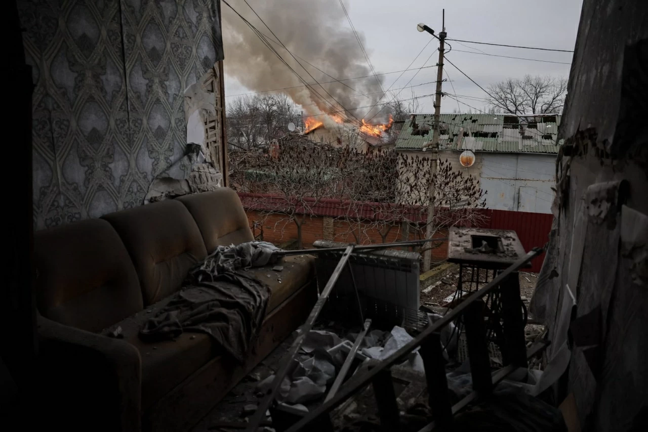 Một đám cháy bùng lên tại khu dân cư bị tàn phá nặng nề ở thị trấn tiền tuyến Kostyantynivka. Trong khi Moskva chỉ đạt được những bước tiến chậm chạp, giằng co trên chiến trường, thì trong những ngày gần đây, lực lượng Ukraine đã đẩy lùi quân đội Nga khỏi thành phố Kupiansk, thuộc vùng Kharkiv. (Nguồn: 24th Mechanised Brigade of Ukrainian Armed Forces) Một đám cháy bùng lên tại khu dân cư bị tàn phá nặng nề ở thị trấn tiền tuyến Kostyantynivka. Trong khi Moskva chỉ đạt được những bước tiến chậm chạp, giằng co trên chiến trường, thì trong những ngày gần đây, lực lượng Ukraine đã đẩy lùi quân đội Nga khỏi thành phố Kupiansk, thuộc vùng Kharkiv. (Nguồn: 24th Mechanised Brigade of Ukrainian Armed Forces)