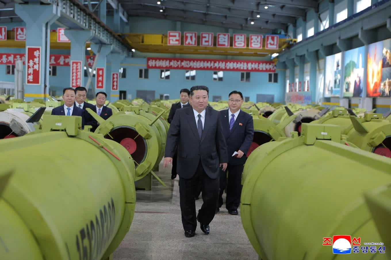 Nhà lãnh đạo Triều Tiên Kim Jong-un thăm các doanh nghiệp sản xuất vũ khí lớn trong quý cuối năm 2025 (Ảnh: KCNA). Nhà lãnh đạo Triều Tiên Kim Jong-un thăm các doanh nghiệp sản xuất vũ khí lớn trong quý cuối năm 2025 (Ảnh: KCNA).
