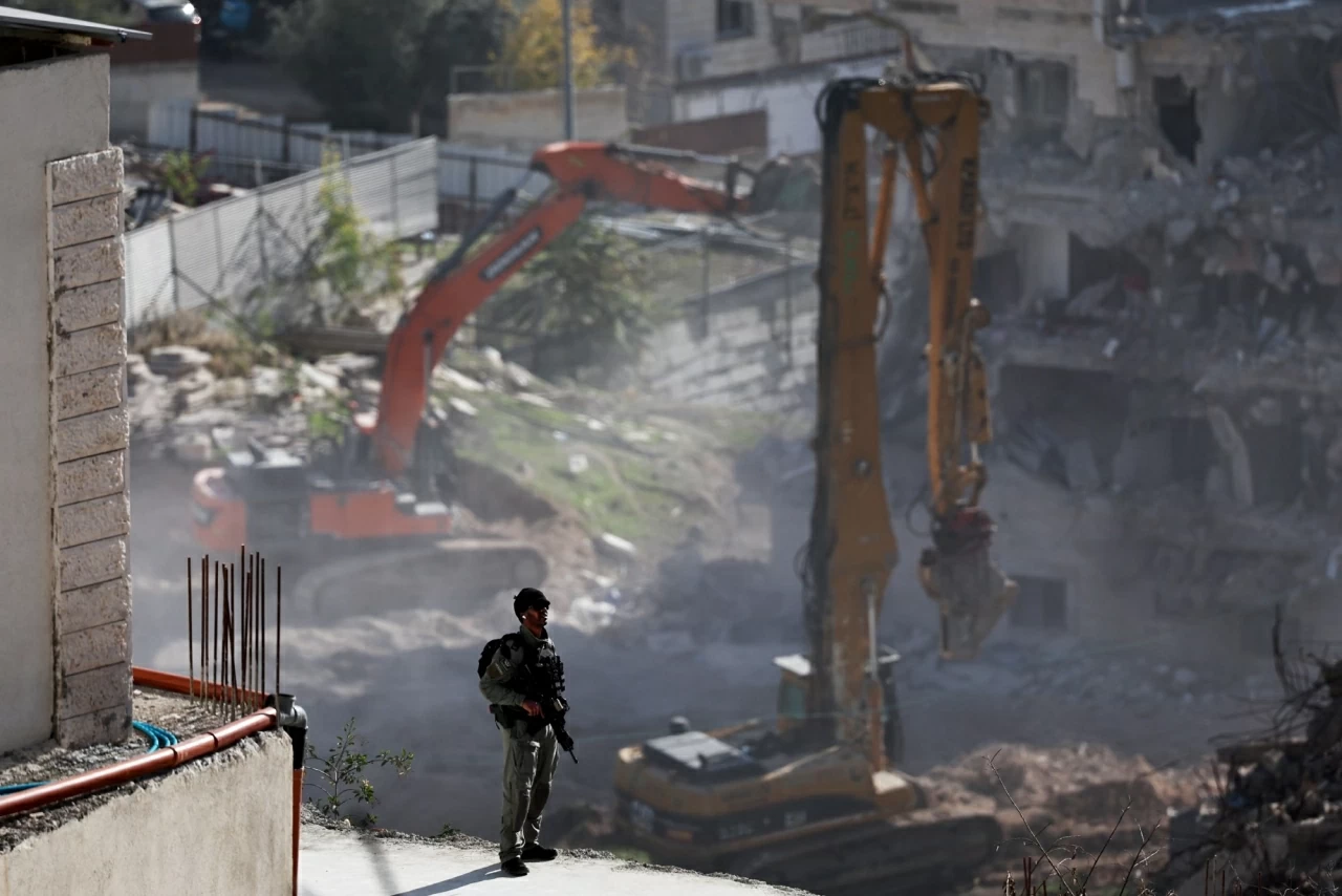 Các phương tiện của Israel phá dỡ tòa nhà dân cư al-Wa’ad của người Palestine do bị coi là xây dựng trái phép tại khu phố Wadi Qaddum, Đông Jerusalem. Trong tuần này, Israel đã phê duyệt đề xuất xây dựng 19 khu định cư Do Thái mới tại Bờ Tây bị chiếm đóng, trong bối cảnh chính phủ thúc đẩy làn sóng xây dựng ồ ạt tại khu vực này, làm gia tăng mối đe dọa đối với triển vọng thành lập một Nhà nước Palestine. (Nguồn: EPA) Các phương tiện của Israel phá dỡ tòa nhà dân cư al-Wa’ad của người Palestine do bị coi là xây dựng trái phép tại khu phố Wadi Qaddum, Đông Jerusalem. Trong tuần này, Israel đã phê duyệt đề xuất xây dựng 19 khu định cư Do Thái mới tại Bờ Tây bị chiếm đóng, trong bối cảnh chính phủ thúc đẩy làn sóng xây dựng ồ ạt tại khu vực này, làm gia tăng mối đe dọa đối với triển vọng thành lập một Nhà nước Palestine. (Nguồn: EPA)