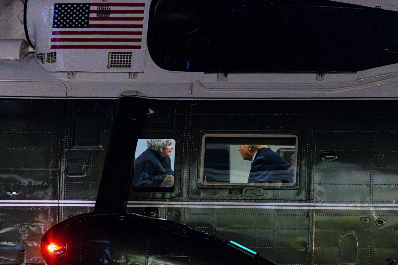 Tổng thống Donald Trump trao đổi với Chánh Văn phòng Nhà Trắng Susie Wiles trên trực thăng Marine One khi rời Nhà Trắng tại Washington. (Nguồn: The Guardian)