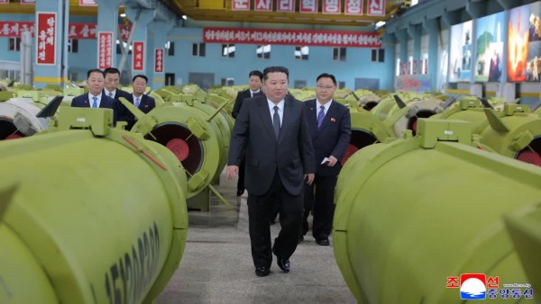 Ảnh ấn tượng: Chủ tịch Triều Tiên kêu gọi đẩy mạnh sản xuất vũ khí, Syria nối lại quan hệ với một đồng minh của Mỹ, Israel xây thêm khu tái định cư