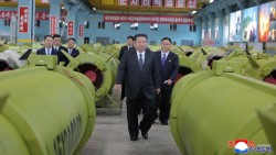 Ảnh ấn tượng: Chủ tịch Triều Tiên kêu gọi đẩy mạnh sản xuất vũ khí, Syria nối lại quan hệ với một đồng minh của Mỹ, Israel xây thêm khu tái định cư