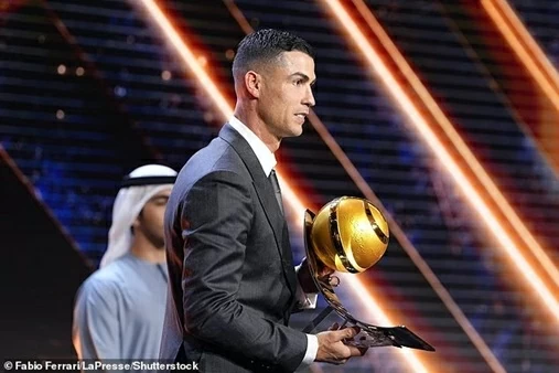 Ẵm thêm một giải thưởng, Ronaldo bóng gió trở lại châu Âu