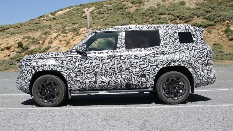 Mitsubishi Pajero 2026 lộ rõ định hướng thiết kế thiên về sự bề thế và cơ bắp. Mitsubishi Pajero 2026 lộ rõ định hướng thiết kế thiên về sự bề thế và cơ bắp.