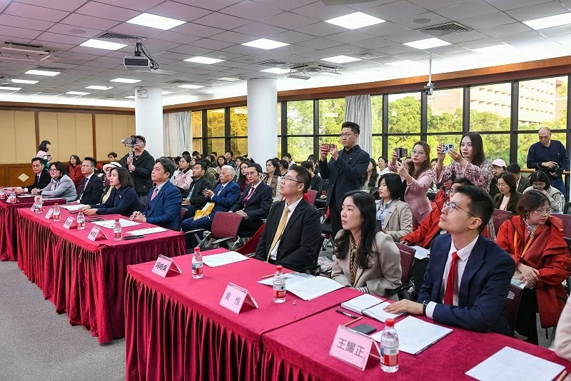 Giao lưu hữu nghị, vun đắp tương lai Việt-Trung Giao lưu hữu nghị, vun đắp tương lai Việt-Trung