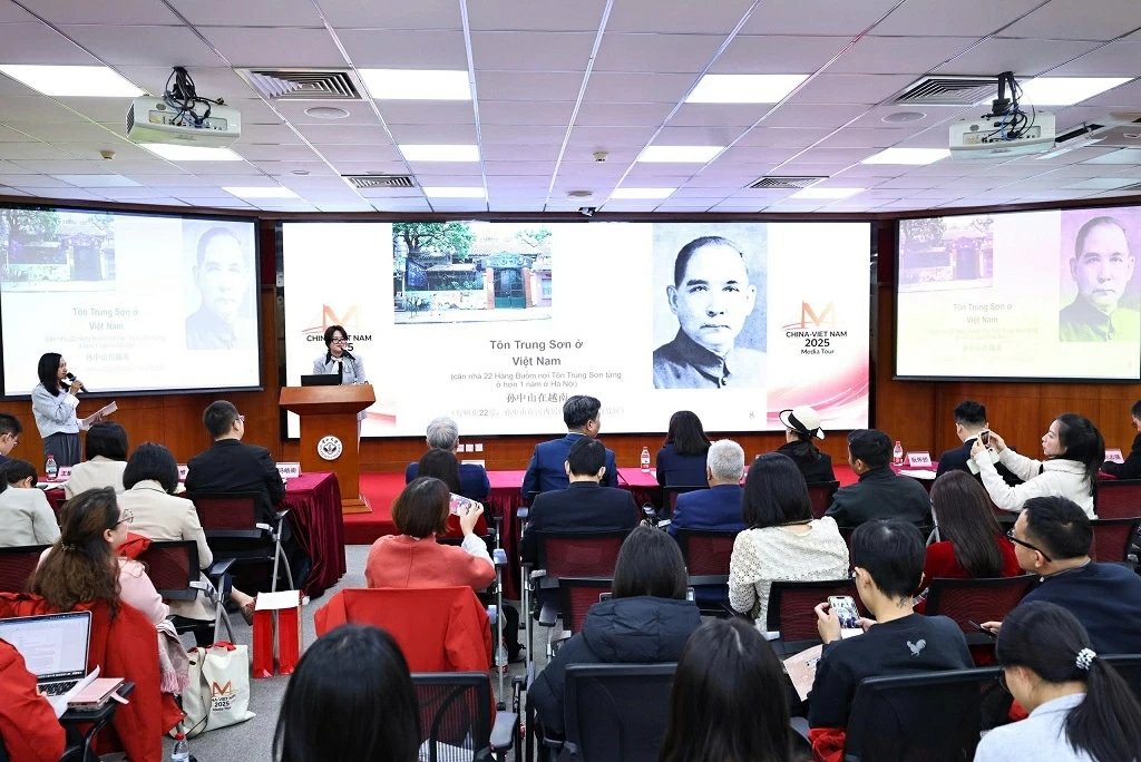 Giao lưu hữu nghị, vun đắp tương lai Việt-Trung Giao lưu hữu nghị, vun đắp tương lai Việt-Trung