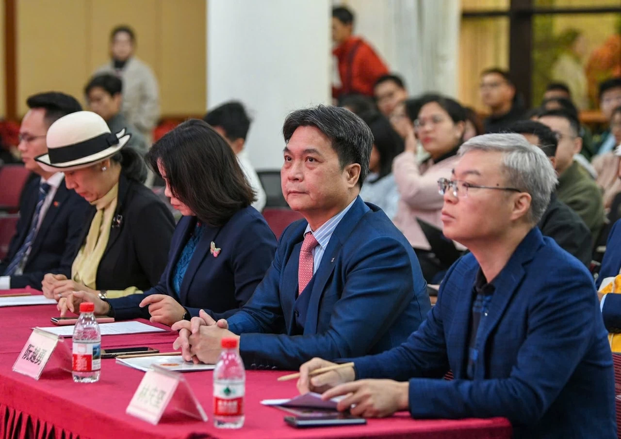 Giao lưu hữu nghị, vun đắp tương lai Việt-Trung Giao lưu hữu nghị, vun đắp tương lai Việt-Trung