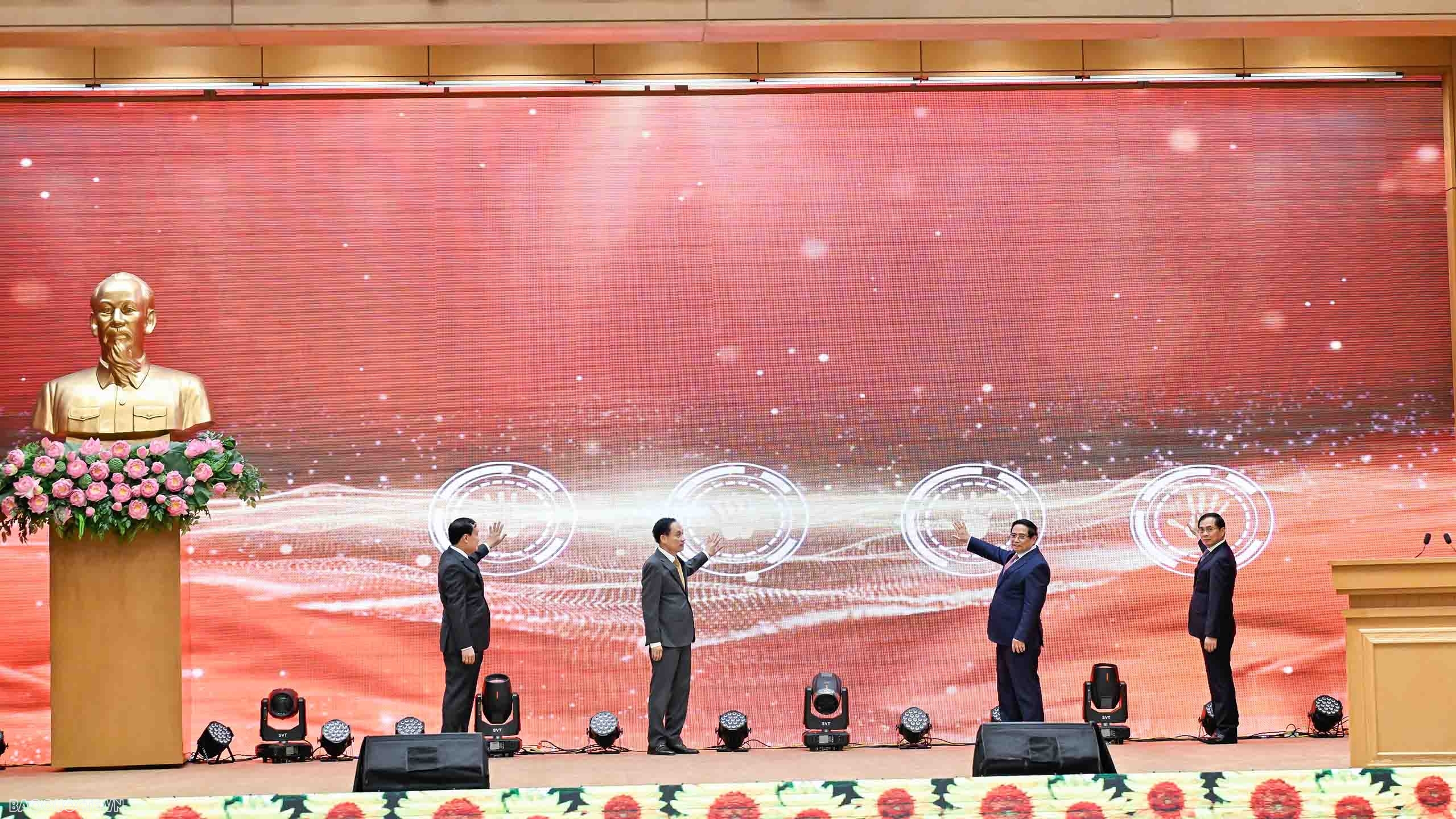 Thủ tướng Phạm Minh Chính bấm nút khai trương Cơ sở dữ liệu quốc gia về điều ước quốc tế