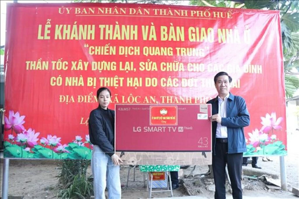 Huế bàn giao căn nhà đầu tiên trong Chiến dịch Quang Trung, bảo đảm an toàn, bền vững lâu dài cho gia đình Huế bàn giao căn nhà đầu tiên trong Chiến dịch Quang Trung, bảo đảm an toàn, bền vững lâu dài cho gia đình