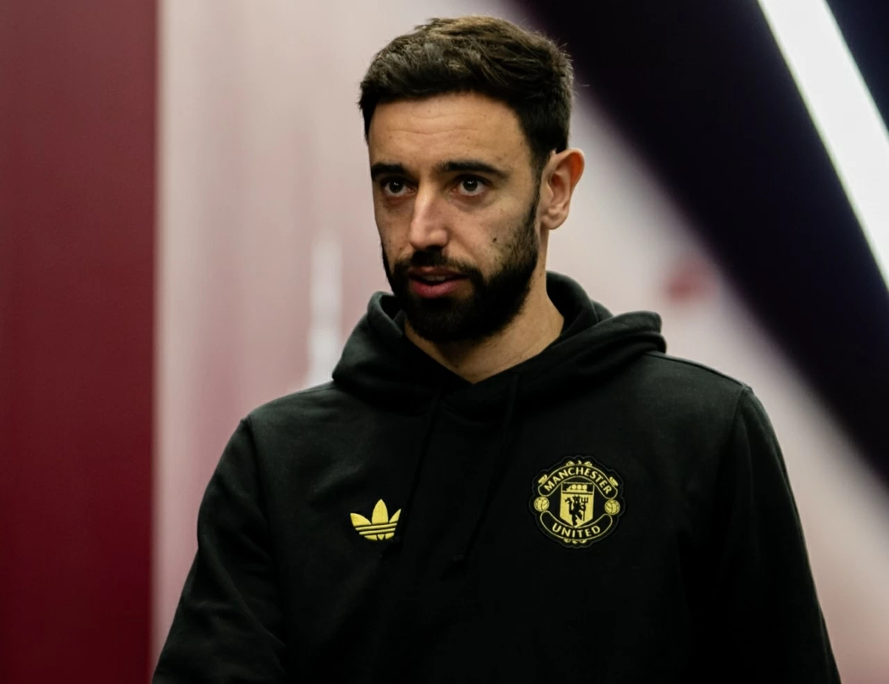 HLV Amorim không mạo hiểm, Fernandes vắng hai trận liên tiếp