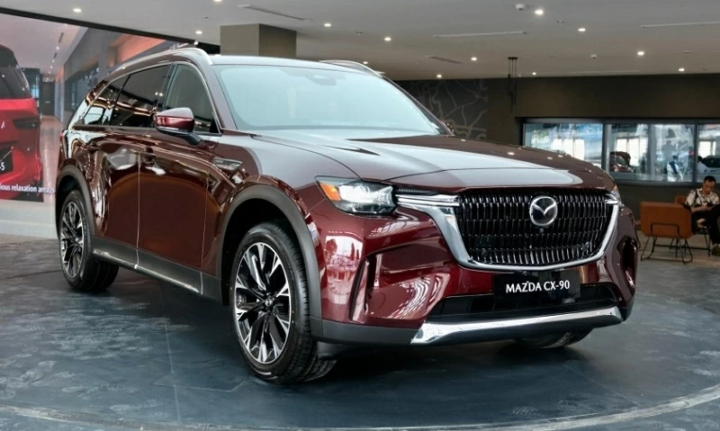 Ở vị trí cao nhất trong dải sản phẩm SUV của Mazda, CX-90 đóng vai trò là mẫu xe lớn và sang trọng nhất. Ở vị trí cao nhất trong dải sản phẩm SUV của Mazda, CX-90 đóng vai trò là mẫu xe lớn và sang trọng nhất.