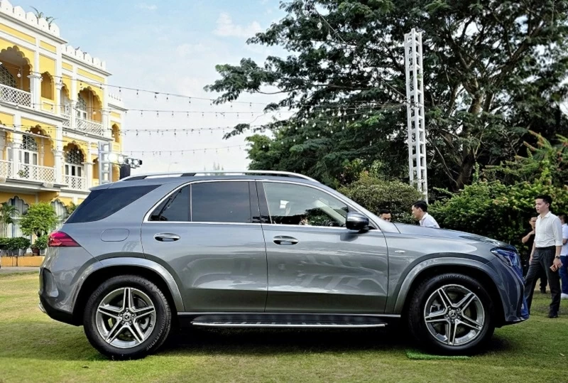 Ngoại hình của Mercedes-Benz GLE 400e gần như giữ nguyên diện mạo quen thuộc của các phiên bản GLE AMG Line đang phân phối tại Việt Nam.