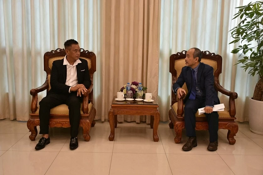 Trao Biển đồng gắn bia tưởng niệm những người Việt Nam đầu tiên đặt chân đến Tân Đảo (Vanuatu) Trao Biển đồng gắn bia tưởng niệm những người Việt Nam đầu tiên đặt chân đến Tân Đảo (Vanuatu)