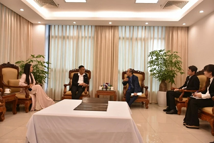 Trao Biển đồng gắn bia tưởng niệm những người Việt Nam đầu tiên đặt chân đến Tân Đảo (Vanuatu) Trao Biển đồng gắn bia tưởng niệm những người Việt Nam đầu tiên đặt chân đến Tân Đảo (Vanuatu)