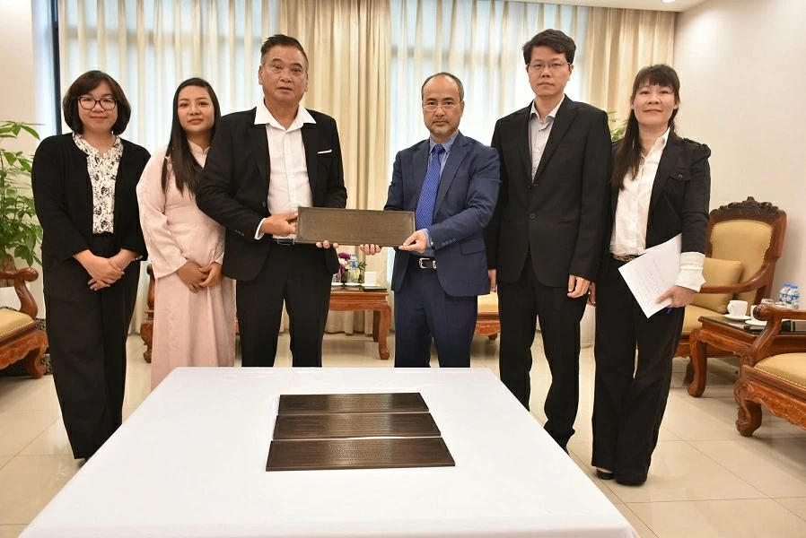 Trao Biển đồng gắn bia tưởng niệm những người Việt Nam đầu tiên đặt chân đến Tân Đảo (Vanuatu) Trao Biển đồng gắn bia tưởng niệm những người Việt Nam đầu tiên đặt chân đến Tân Đảo (Vanuatu)