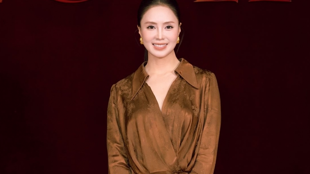 Hồng Diễm lên đồ thanh lịch, Ngô Kiến Huy trẻ trung tuổi U40