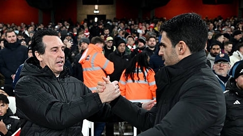 HLV Mikel Arteta ngơ ngác tìm kiếm Emery sau khi Arsenal thắng đậm Aston Villa