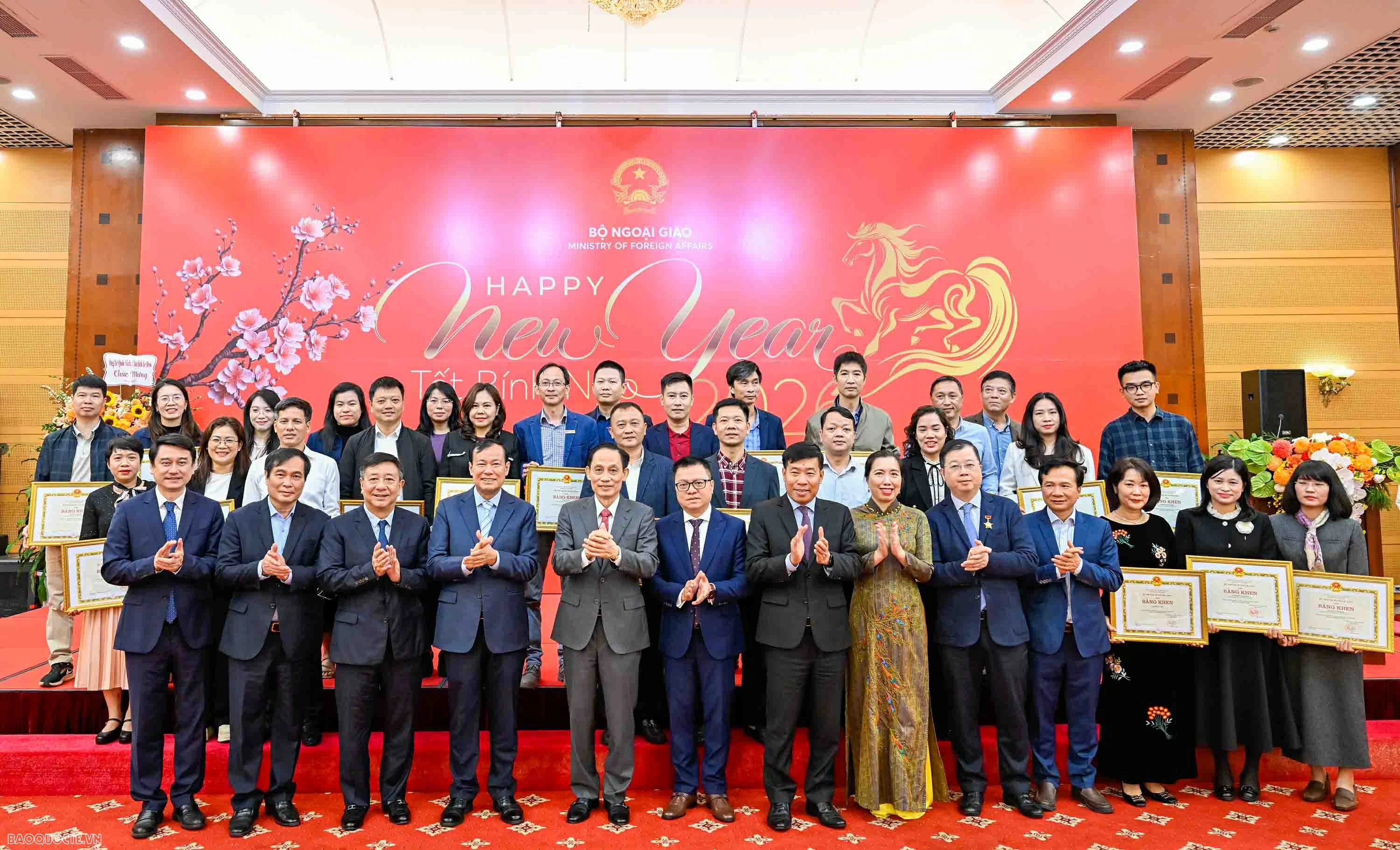 Bộ trưởng Ngoại giao Lê Hoài Trung gặp mặt báo chí nhân dịp Xuân Bính Ngọ 2026
