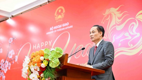 Foreign Minister Le Hoai Trung meets with the press on the occasion of New Year 2026