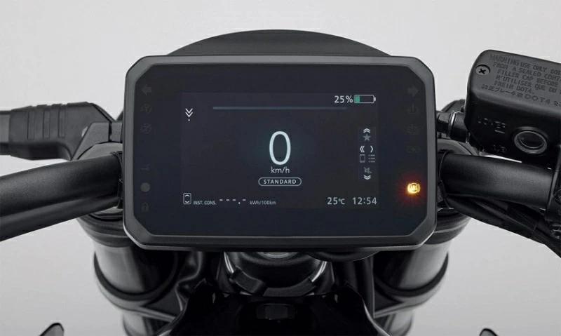 Màn hình TFT màu 5 inch hiển thị đầy đủ thông số vận hành, mức pin và góc nghiêng, đồng thời hỗ trợ kết nối smartphone thông qua ứng dụng Honda RoadSync.